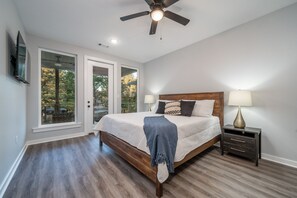 4 bedrooms, desk, iron/ironing board, travel cot - Lakefront with game room & kayaks! Sleeps 12! (Lake Hamilton)