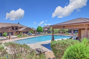 A residential area with a swimming pool, houses, and a covered patio area. - Canyon Cove at Coral Ridge 4239, Golf Course, and Sand Hollow Reservoir (Washington)