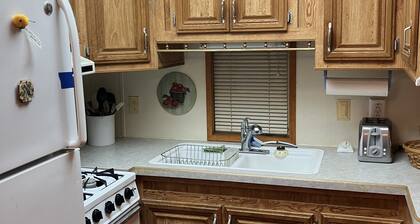 Quaint and Quiet Tiny Home, with Pool!