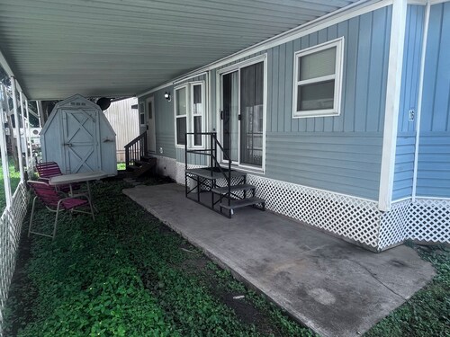 Quaint and Quiet Tiny Home, with Pool Access!