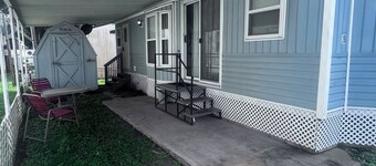 Quaint and Quiet Tiny Home, with Pool Access!