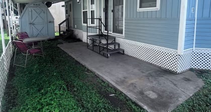 Quaint and Quiet Tiny Home, with Pool Access!