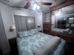 1 室のベッドルーム、デスク、WiFi (無料)