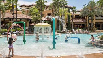 Utendørsbasseng og et oppvarmet basseng