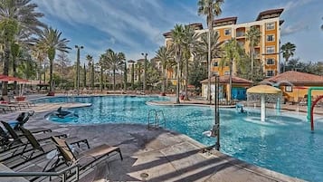 Utendørsbasseng og et oppvarmet basseng