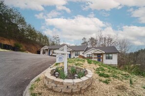 Exterior - Stunning, Newly Renovated Villa! Close to Strip #3 (Pigeon Forge)