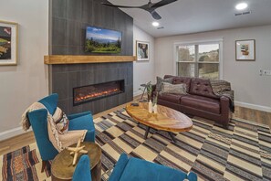 TV, fireplace