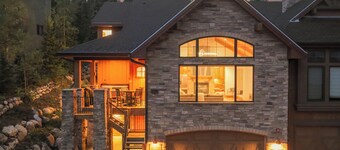 Warm and luxurious, spectacular views, all en-suites, hot tub, shuffle board, arcade machine!!
