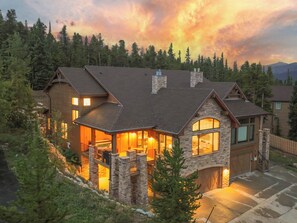 Exterior - Warm and luxurious, spectacular views, all en-suites, hot tub, shuffle board, arcade machine!! (Breckenridge)