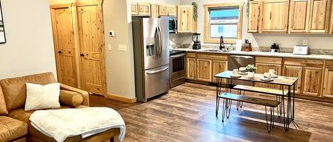 Smart-tv, een open haard, een dvd-speler en boeken