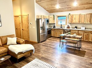 Smart-TV, Kamin, DVD-Player, Bücher