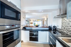 Micro-ondes, four, lave-vaisselle, cafetière/bouilloire