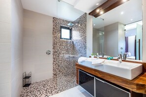 Shower, hair dryer, towels - CoolHouses Algarve, Luz| 2 bed flat, private pool & garden, SPA | Mar da Luz 19 (Luz)