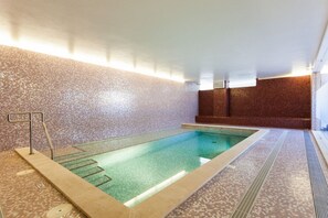 Una piscina techada, una piscina climatizada