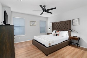 7 slaapkamers, een bureau, een strijkplank/strijkijzer, wifi