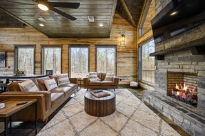 Smart-TV, Kamin, Videospiele, Tischfußball