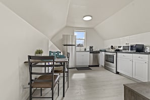 Kjøleskap, mikrobølgeovn, ovn og kokeplater