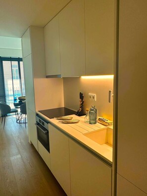 Kühlschrank, Mikrowelle, Ofen, Geschirrspüler