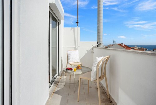 Sunny Apt - Almada - Balcony w/ River View!