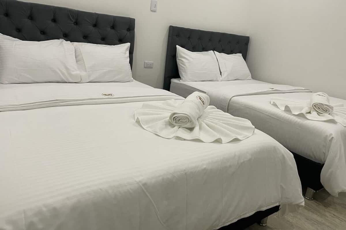 Kamar Triple Standar | Didekorasi berbeda-beda, meja kerja, dan ruang kerja ramah laptop