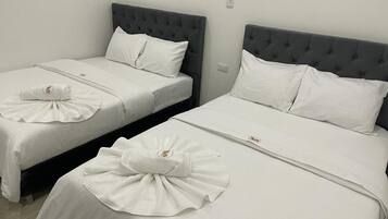 Habitación triple estándar | Decoración individual, escritorio, espacio para trabajar con un portátil