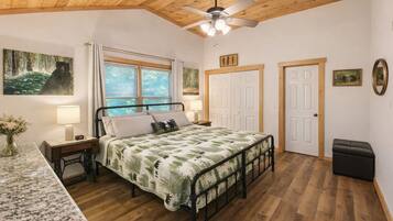 3 bedrooms, desk, iron/ironing board, travel crib