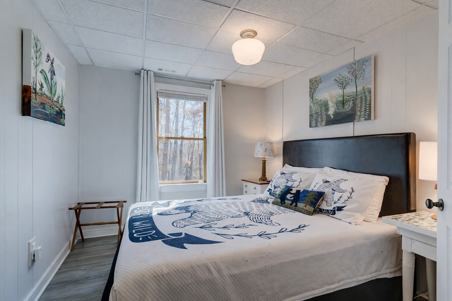 4 soverom, skrivebord, strykejern/-brett og reiseseng for barn