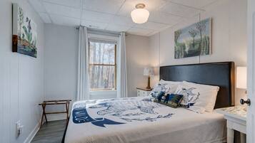 4 soverom, skrivebord, strykejern/-brett og reiseseng for barn