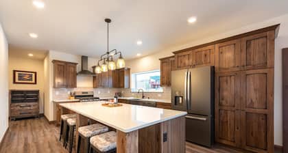 Buffalo Run- Luxury home, dog OK, HOT TUB, near WP