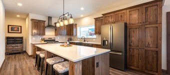 Buffalo Run- Luxury home, dog OK, HOT TUB, near WP