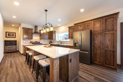 Buffalo Run- Luxury home, dog OK, HOT TUB, near RMNP
