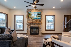 Smart-tv, eldstad, tv-spel och böcker