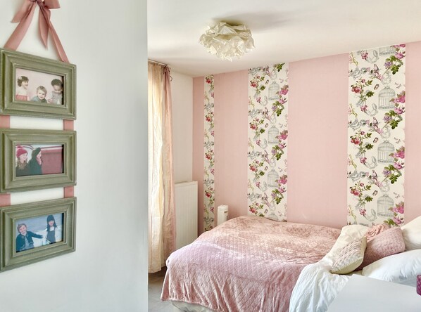 4 bedrooms, desk, soundproofing, iron/ironing board