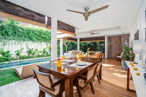 Basic Villa, 1 King Bed | Dining