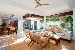 Basic-Villa, 1 King-Bett | Wohnbereich | 52-Zoll-Smart-TV mit Digitalempfang, Streaming-Dienste, Stereoanlage
