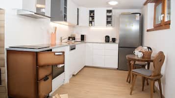 Jääkaappi, mikroaaltouuni, uuni, astianpesukone