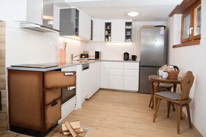 Jääkaappi, mikroaaltouuni, uuni, astianpesukone