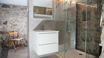 Baignoire, séchoir à cheveux
