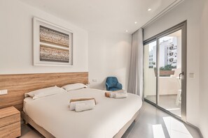 2 chambres, coffres-forts dans les chambres, fer et planche à repasser