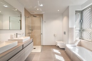 Badewanne, Haartrockner, Handtücher