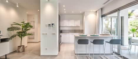 Kühlschrank, Mikrowelle, Ofen, Geschirrspüler