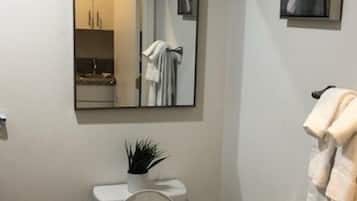 Ducha y bañera combinadas, secador de pelo y toallas