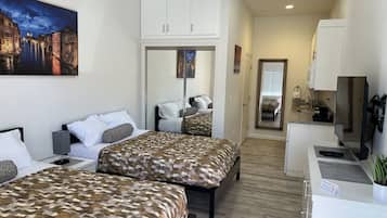 Cortinas opacas, wifi gratis, ropa de cama