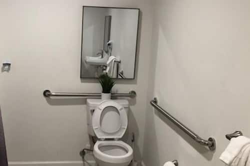 Standard Single Room | Bathroom | Combined shower/tub, hair dryer, towels