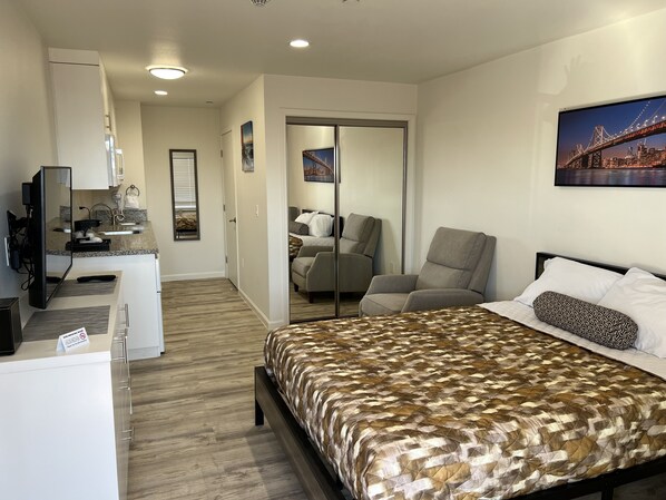 Standard Single Room | Blackout drapes, free WiFi, bed sheets - Villa Alamari Inn And Suites (Kerman)