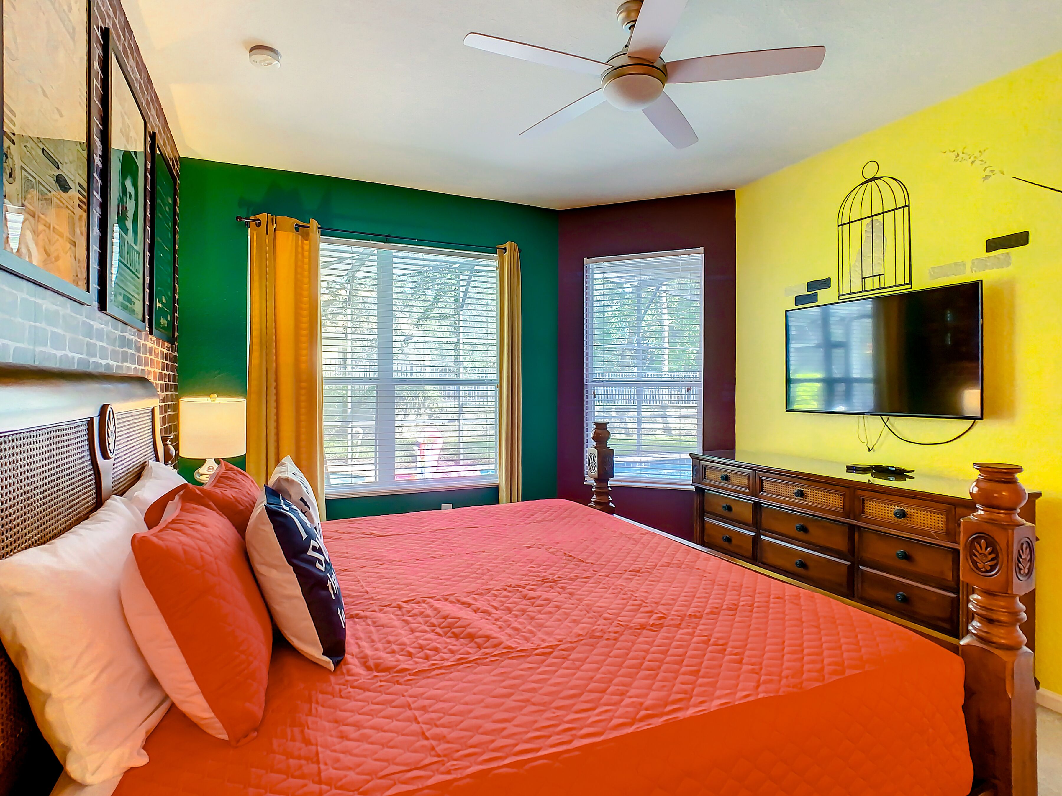 5 slaapkamers, een bureau, een strijkplank/strijkijzer, reisbedje