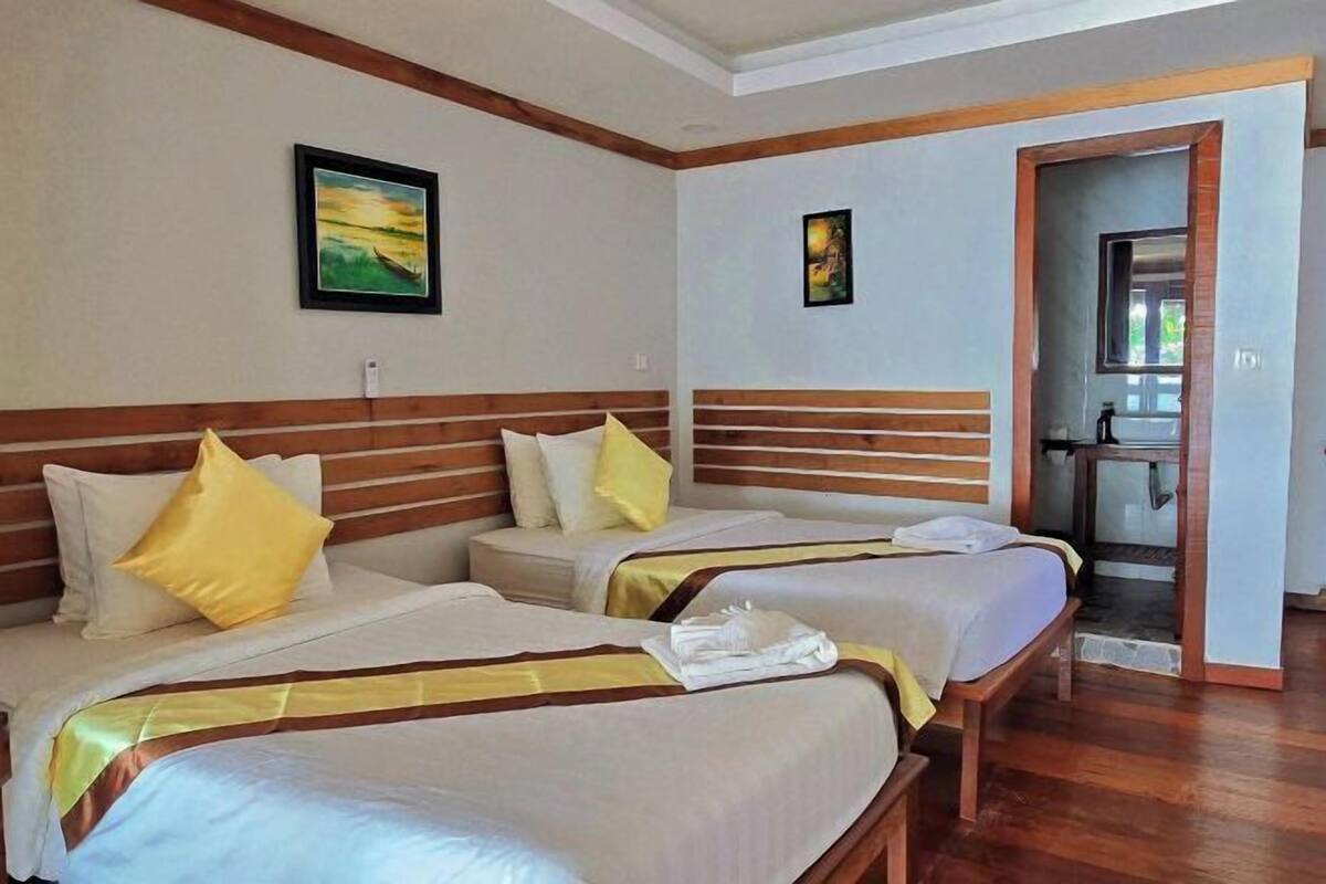 Minibar, desk, laptop workspace, WiFi (free)