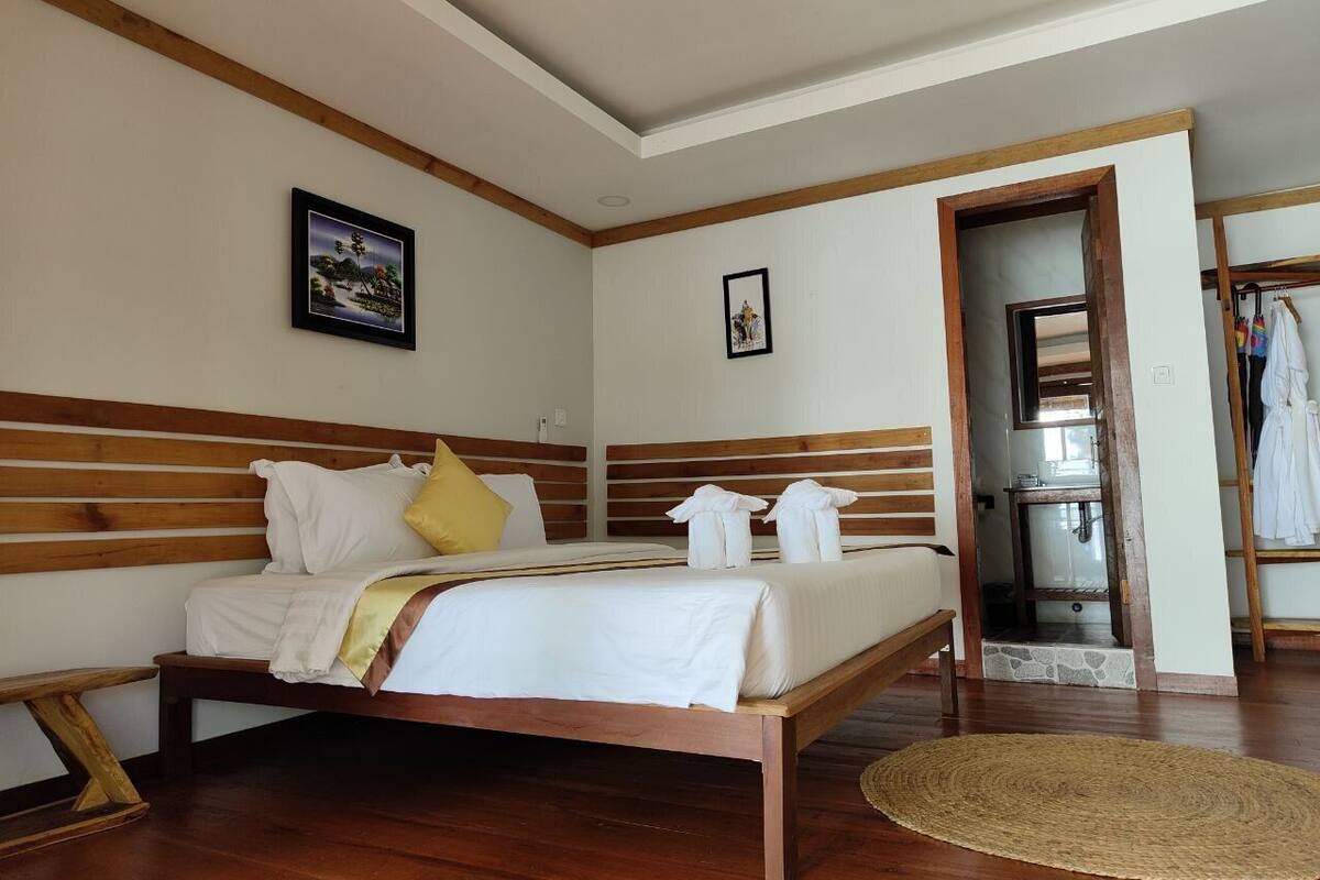 Minibar, desk, laptop workspace, WiFi (free)