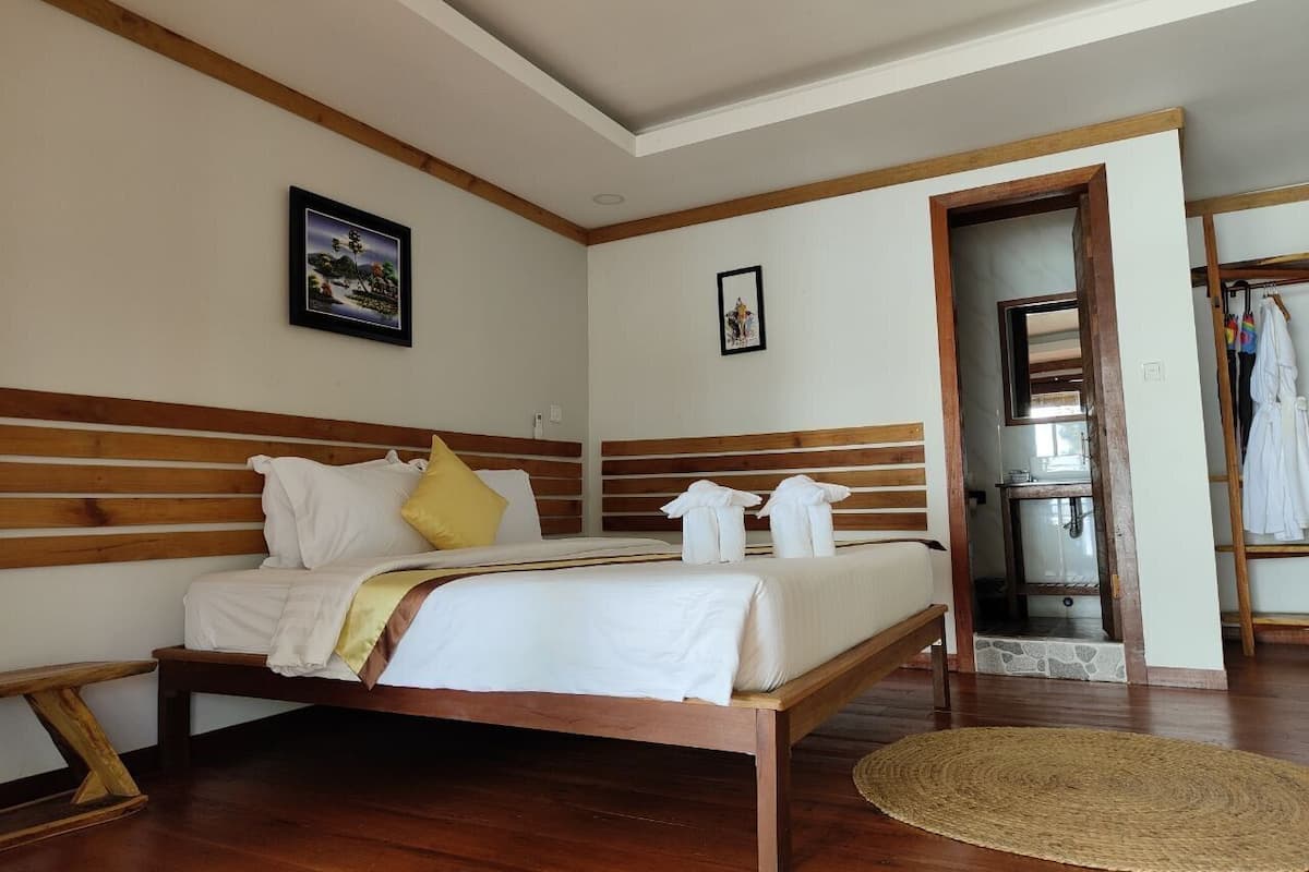 Minibar, desk, laptop workspace, free WiFi