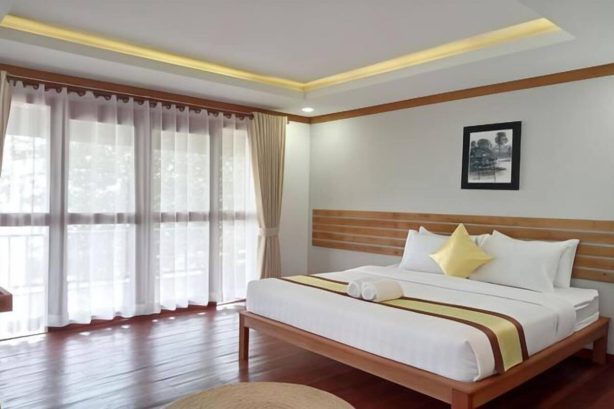 Minibar, desk, laptop workspace, free WiFi